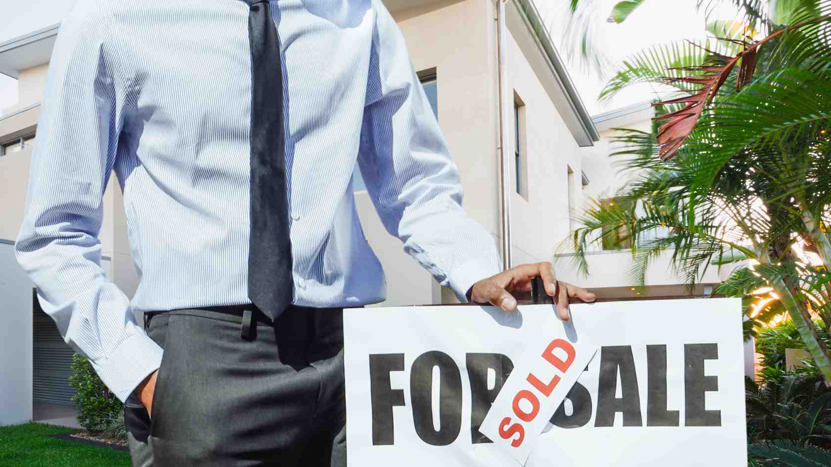 Read more about the article How A Real Estate Agent Can Help You Sell Your House Fast